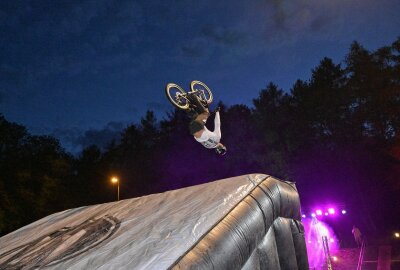 Skate'N'Ride Night hat in Stollberg Premiere gefeiert - Lukas Knopf hat bei der Skate'N'Ride Night einige Sprünge und Tricks gezeigt. Foto: Ralf Wendland