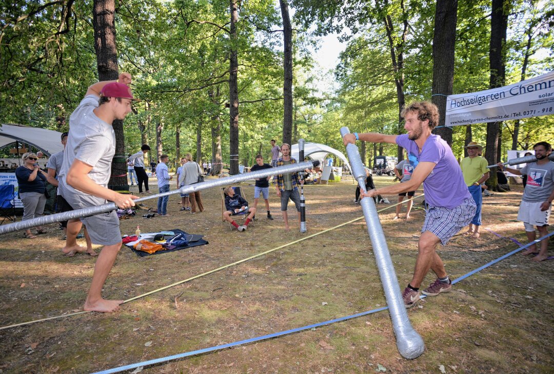 Slackfest: Immer schön Balance halten - Ab Freitag findet in Euba wieder das Chemnitzer Slackfest statt. Foto: Steffi Hofmann