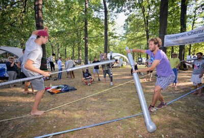 Slackfest: Immer schön Balance halten - Ab Freitag findet in Euba wieder das Chemnitzer Slackfest statt. Foto: Steffi Hofmann