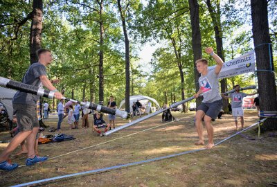 Slackfest: Immer schön Balance halten - Ab Freitag findet in Euba wieder das Chemnitzer Slackfest statt. Foto: Steffi Hofmann