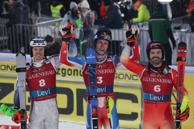 Slalom-Ass Straßer zum Start geschlagen - "Winter ist lang" - Sieger Clement Noel (Mitte) jubelt mit dem zweitplatzierten Henrik Kristoffersen (links) und Loic Meillard.