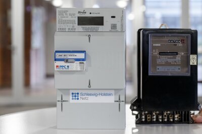 Smart Meter auf dem Vormarsch: Was Sie dazu wissen müssen - Digital versus analog: Der Stromzähler links hat ein Smart-Meter, rechts daneben steht ein herkömmlicher Stromzähler.