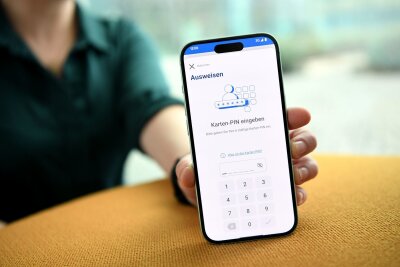 Smarter Perso: Wie Sie sich online ausweisen - Alles sicher und verschlüsselt: Die auf dem E-Perso gespeicherten Daten werden nur übertragen, wenn man sie mit per PIN freigibt.