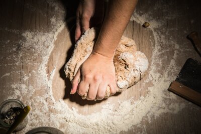 So backen Sie selbst leckeres Brot - Wer ein Brot mit einer feinporigen Krume möchte, muss den Teig lange kneten.