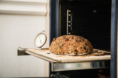 So backen Sie selbst leckeres Brot - Ein Brot sollte bei mindestens 250 Grad in den vorgeheitzen Ofen geschoben werden.