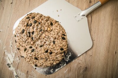 So backen Sie selbst leckeres Brot - Das Brot im Ofen konstant feucht zu halten, ist eine wirksame Methode, um eine krosse Kruste zu bekommen.