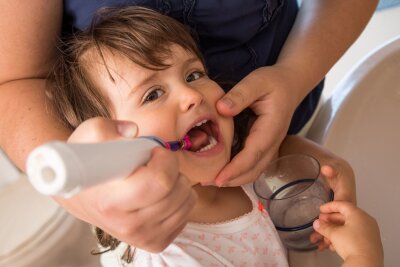 So bleiben die Zähne Ihrer Kinder gesund - In den ersten Lebensjahren kümmern sich die Eltern um die Zahnpflege ihrer Kinder.