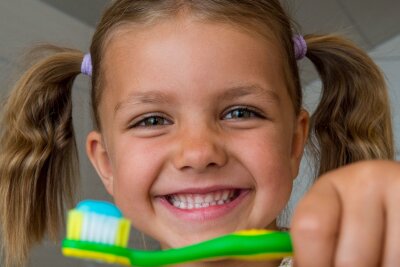 So bleiben die Zähne Ihrer Kinder gesund - Kinder im Schulalter sollten dazu in der Lage sein, sich selber richtig die Zähne zu putzen.