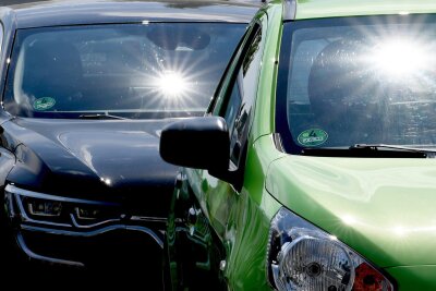 So bleibt das Auto im Sommer kühl - Die Sonne knallt: Ein im Sommer abgestelltes Auto wird schnell zum Backofen.