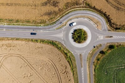 So blinken Sie im Kreisverkehr richtig - Viele Verkehrsteilnehmer blinken im Kreisverkehr falsch: Beim Einfahren bleibt der Blinker aus, beim Verlassen ist er unerlässlich, um die Sicherheit und den Verkehrsfluss zu gewährleisten.