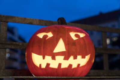 So einfach gelingt eine Herbst-Deko mit Kürbissen - Beleuchtete Fratze: Geschnitzte Kürbisse sind bei Kindern an Halloween besonders beliebt.