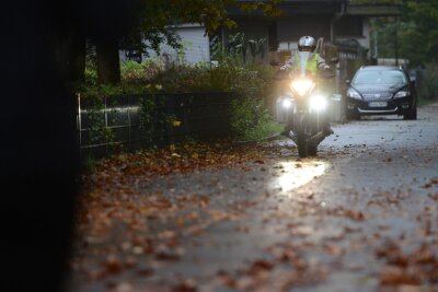 So erhöhen Positionsleuchten die Sichtbarkeit von Bikern - Nicht nur in der dunklen Jahreszeit: Motorradfahrer können durch den Einbau von Positionsleuchten an den vorderen Blinkern ihre Sichtbarkeit im Verkehr erhöhen.