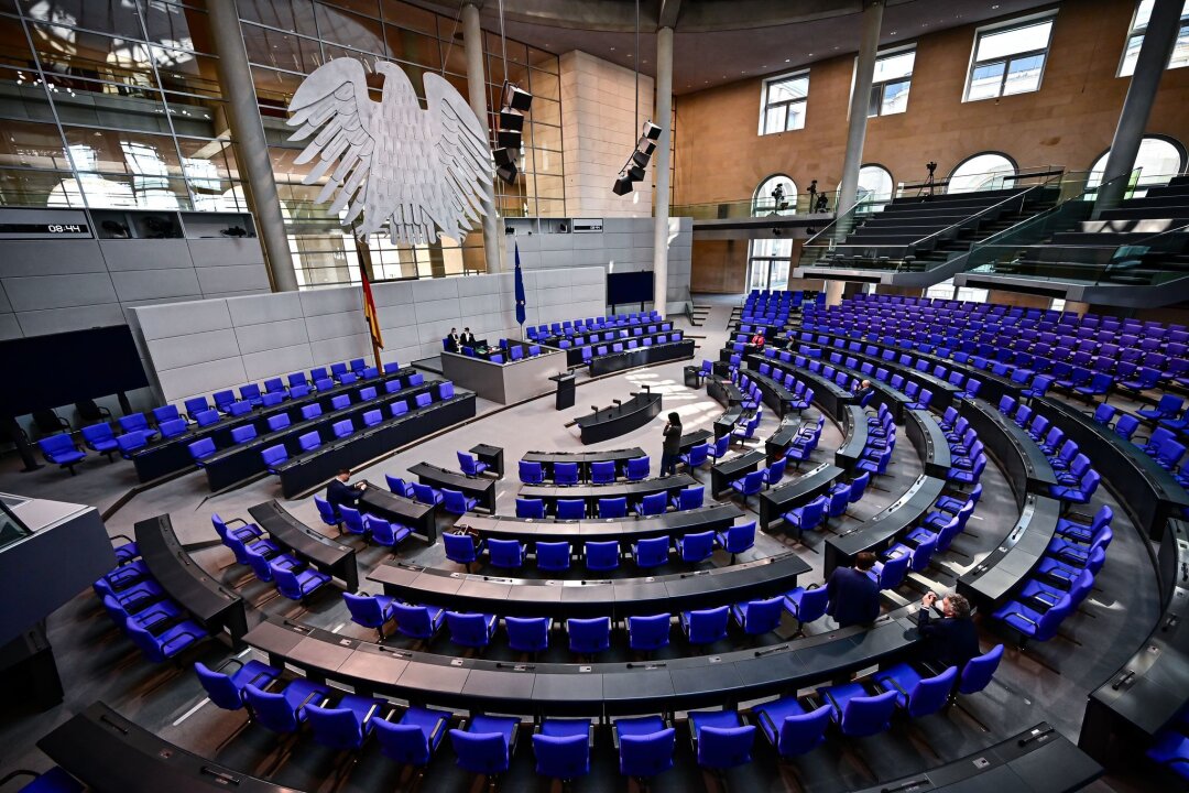 So funktioniert die Vertrauensfrage im Bundestag - Vertrauensfrage, Auflösung des Bundestages - dann wird es im Plenarsaal leer.