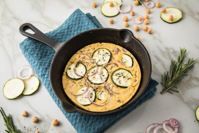 So geht Pizza für Allergiker, Vegetarier - und low carb - Köstliche Socca Pizza aus Kichererbsenmehl mit Zucchini, Rosmarin und roten Zwiebeln.