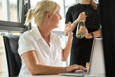 So gelingt der Verzicht auf Alkohol - Lassen Sie sich Alkohol von niemandem aufdrängen und lernen Sie "Nein, danke" zu sagen.