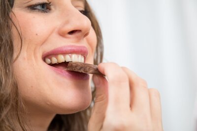 So halten Sie Ihre Zähne lange gesund - Zum Wohle der Zähne sollte man auf Snacks zwischen den Hauptmahlzeiten möglichst verzichten.