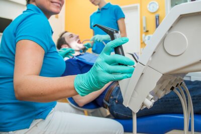 So halten Sie Ihre Zähne lange gesund - Bei einer professionellen Zahnreinigung werden die Zähne gründlich gereinigt, poliert und fluoridiert.