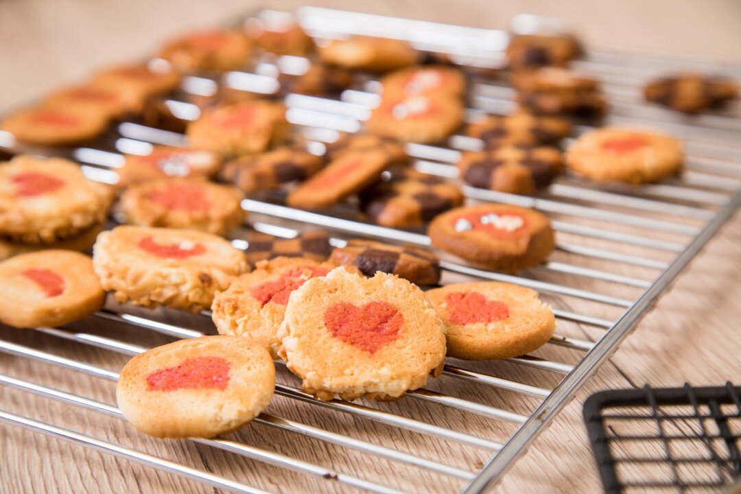 So kommen Plätzchen blitzschnell auf den Tisch - Ganz schön praktisch: Einige Fertigteige für Plätzchen sind bereits mit Motiven verziert.