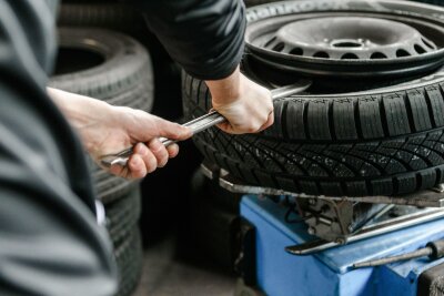 So läuft der Wechsel auf Winterreifen rund - Zum Abziehen des Reifens von der Felge benötigt man ein Montier-Eisen.