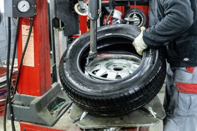 So läuft der Wechsel auf Winterreifen rund - Das Auswuchten der Reifen ist nur in der Werkstatt mit entsprechendem Gerät möglich.