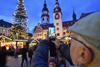 weihnachtensachenchemnitzdresdenleipzigerzgebirgeweihnachtsmannkindervorfreudeweihnachtsbaumengelparkeninnenstadtbergparadeeröffnungstadtführungen