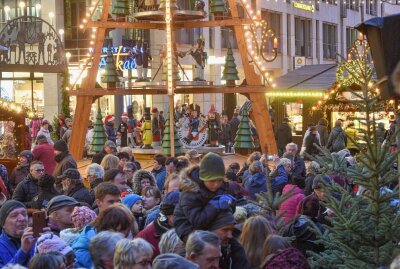 weihnachtensachenchemnitzdresdenleipzigerzgebirgeweihnachtsmannkindervorfreudeweihnachtsbaumengelparkeninnenstadtbergparadeeröffnungstadtführungen