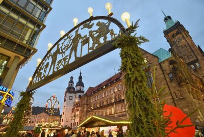 weihnachtensachsenchemnitzdresdenleipzigerzgebirgeweihnachtsmannkindervorfreudeweihnachtsbaumengelparkeninnenstadtbergparadeeröffnungstadtführungen