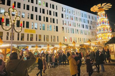 So lang wie noch nie! Chemnitzer Weihnachtsmarkt 2024 bietet Markttreiben über Feiertage hinaus! - Das Erzgebirgsdorf zum Chemnitzer Weihnachtsmarkt. Foto: Steffi Hofmann