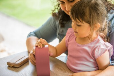 So legen Sie langfristig Geld für Ihre Kinder an - Geld für die Kinder zu sparen, ist wichtig - doch eine Sparbüchse taugt dazu eher nicht.