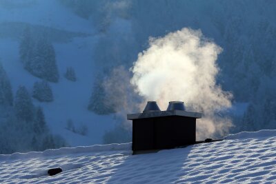 So machen Sie Ihr Zuhause wirklich winterfest - Richtig heizen und das Haus vor Kälte schützen - so bleibt es im Winter drinnen schön warm.