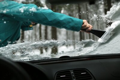 So macht man sein Auto jetzt winterfest - Freie Sicht: Alle Scheiben sowie das Dach sollten frei von Schnee und Eis sein, bevor es losgeht. Das entsprechende Zubehör gehört ins Auto.