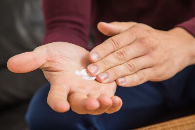 So schützen Sie Ihre Hände beim Putzen - Vor und nach dem Putzen: Eine rückfettende Handcreme, die frei von Duftstoffen und Konservierungsmitteln ist, hilft, die empfindliche Haut zu schonen.