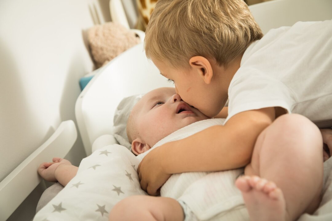 So schützen Sie Ihre Kleinen vor Kinderkrankheiten - Kinder kuscheln und knuddeln viel - das macht sie anfällig für Infektionen.