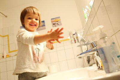 So schützen Sie Ihre Kleinen vor Kinderkrankheiten - Händewaschen beugt Krankheiten vor.