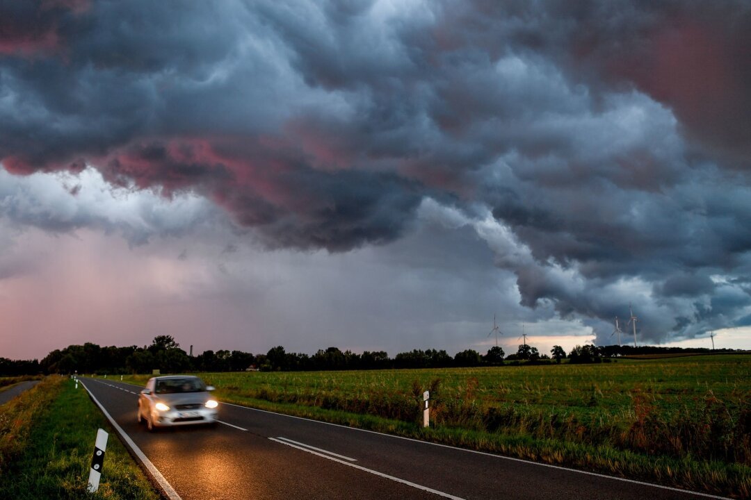 So sicher sind Sie bei Gewitter im Auto - Sicher durchs Gewitter: Blitze können Autos und ihren Passagieren kaum etwas anhaben.