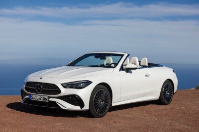 So startet Mercedes die Cabrio-Version des CLE - Mercedes lässt die Sonne rein: Ausgestattet mit einem elektrischen Stoffdach und einer Vielzahl von Komfortdetails, kommt das neue Mercedes-Benz CLE Cabriolet ab 66 402 Euro auf den Markt.