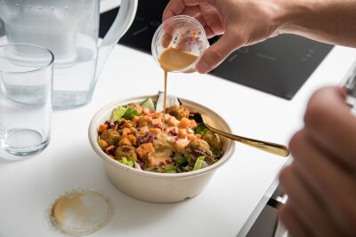 So viel Spaß macht vegetarisches Essen to go - Schnell zubereitet: Bei fertigen Salaten aus dem Supermarkt kommt nur noch das Dressing hinzu.