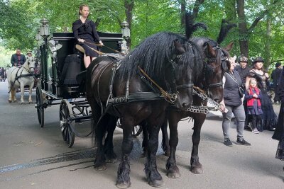 So war das WGT 2024: Jungfrauenversteigerung und einzigartige Menschen - Impressionen vom Wave-Gotik-Treffen 2024. 