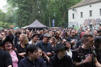 So war das WGT 2024: Jungfrauenversteigerung und einzigartige Menschen - Mr. Irish Bastard spielten am Samstag im Heidnischen Dorf auf dem WGT 2024. Foto: Anika Weber