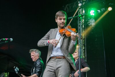 So war das WGT 2024: Jungfrauenversteigerung und einzigartige Menschen - Mr. Irish Bastard spielten am Samstag im Heidnischen Dorf auf dem WGT 2024. Foto: Anika Weber