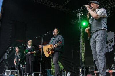 So war das WGT 2024: Jungfrauenversteigerung und einzigartige Menschen - Mr. Irish Bastard spielten am Samstag im Heidnischen Dorf auf dem WGT 2024. Foto: Anika Weber