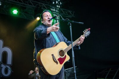 So war das WGT 2024: Jungfrauenversteigerung und einzigartige Menschen - Mr. Irish Bastard spielten am Samstag im Heidnischen Dorf auf dem WGT 2024. Foto: Anika Weber