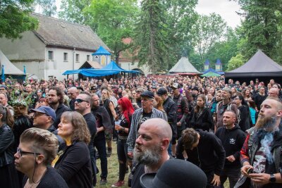 So war das WGT 2024: Jungfrauenversteigerung und einzigartige Menschen - Mr. Irish Bastard spielten am Samstag im Heidnischen Dorf auf dem WGT 2024. Foto: Anika Weber