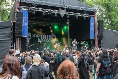 So war das WGT 2024: Jungfrauenversteigerung und einzigartige Menschen - Mr. Irish Bastard spielten am Samstag im Heidnischen Dorf auf dem WGT 2024. Foto: Anika Weber