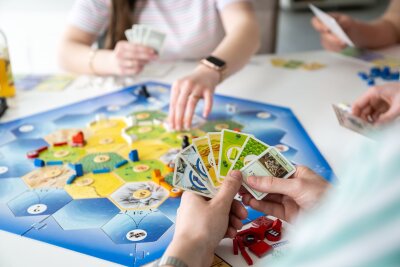 So wird der Spieleabend zum Erfolg - Einer der Klassiker für einen gelungenen Spieleabend ist Catan.