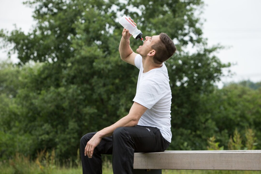 So wird die Trinkflasche nicht zur Keimfalle - Wird täglich aus derselben Flasche getrunken? Dann sollte man sie regelmäßig reinigen, um die Verunreinigung durch Bakterien zu vermeiden.