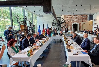 Söder und Kretschmer diskutieren im Vogtland über Probleme im ländlichen Raum - Die Konferenz fand im Museum "Fabrik der Fäden" statt. Foto: Karsten Repert