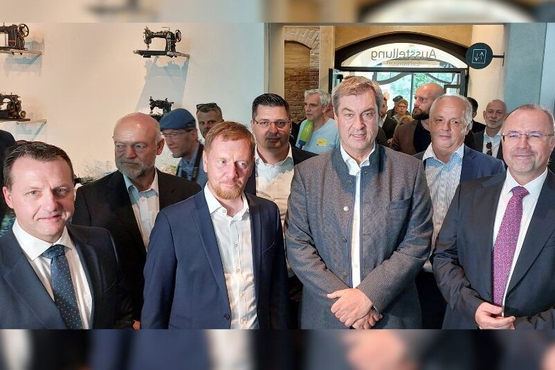 Söder und Kretschmer diskutieren im Vogtland über Probleme im ländlichen Raum - Im Bild von links: Jörg Schmidt, Andreas Heinz, Michael Kretschmer, Thomas Hennig, Dr. Markus Söder, Prof. Dr. Lutz Neumann und Steffen Zenner. Foto: Karsten Repert 