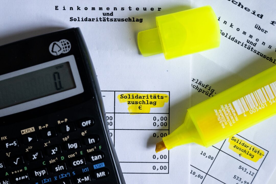 Soli-Wegfall könnte Betriebe um 65 Milliarden Euro entlasten - Ein Wegfall des Solis könnte ein zusätzliches Loch in den Bundeshaushalt reißen.