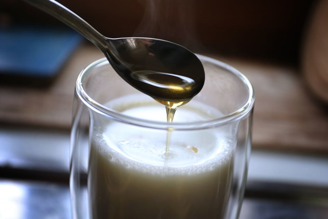 Soll man bei einer Erkältung echt keine Milch trinken? - Wohltuend für die Seele, aber auch für den Hals? Heiße Milch mit Honig gilt als bewährtes Hausmittel.